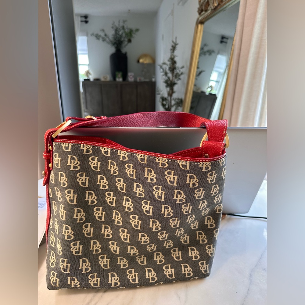 Dooney and Bourke handbag in excellent shape